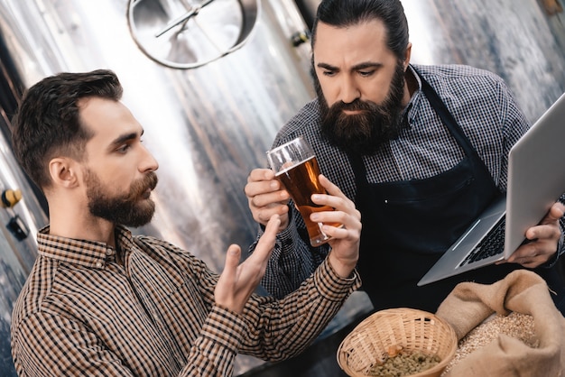 Brewers Wątpić W Jakości Piwa Mężczyzn Trzymać Szkła.