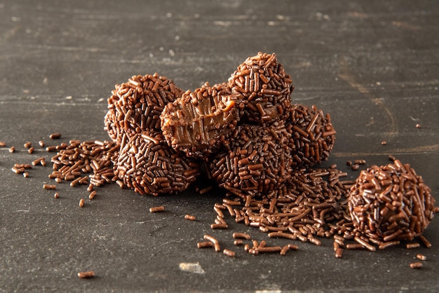 Brigadeiro Brigadeiro Tradycyjne brazylijskie słodkie cukierki czekoladowe na ciemnym tle