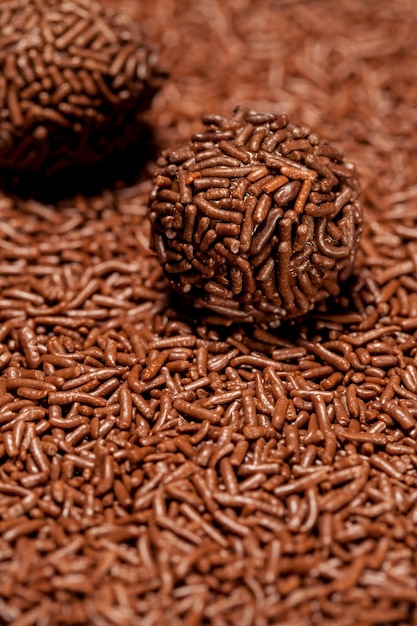 Brigadeiro to brazylijski słodycz z posypką czekoladową.