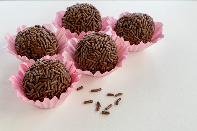 Brigadeiro to brazylijskie cukierki czekoladowe. Brygadier posypany posypką czekoladową. spacja na tekst