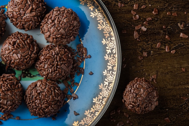 Brigadeiro. Tradycyjna brazylijska słodka czekolada. Granulowana czekolada.