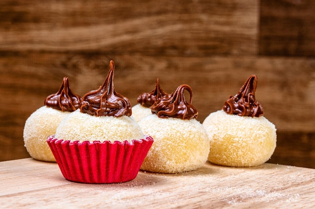 Brigadeiro. Tradycyjne brazylijskie cukierki czekoladowe.