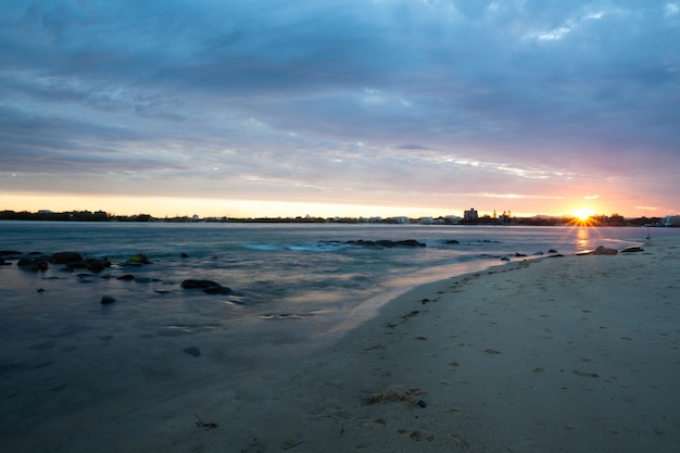 Brisbane, Australia, wieczorem wybrzeże, piękny zachód słońca