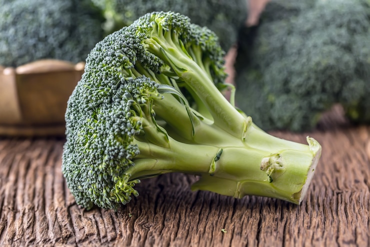 Zdjęcie broccoli.raw świeże brokuły na starym drewnianym stole.
