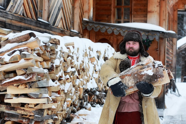 Broda mężczyzna w tradycyjnym zimowym stroju chłopskiego średniowiecza w rosji