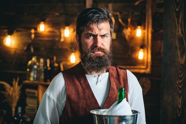 Zdjęcie brodaty barman lub kelner w mundurze roboczym długobrody kelner lub służący brutalny brodaty służący re