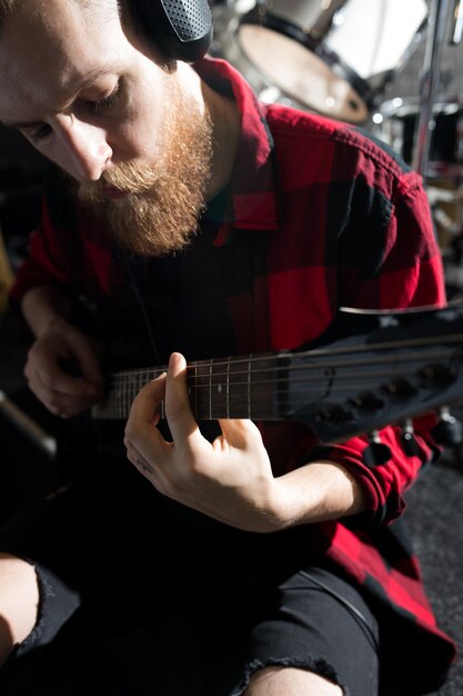 Zdjęcie brodaty mężczyzna gra na gitarze