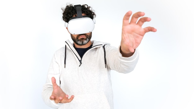 Brodaty Mężczyzna Ogląda Film Z Zestawem Słuchawkowym Vr Okulary Na Białym Tle Zagraj W Symulator Gry Wideo Ciesz Się Wciągającą Futurystyczną Wirtualną Rzeczywistością 3d