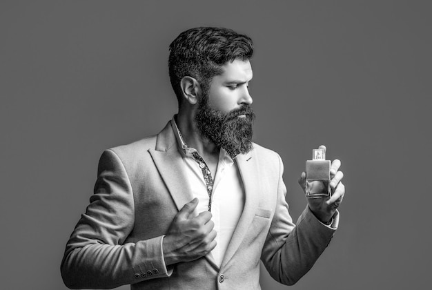 Zdjęcie brodaty mężczyzna perfum męskich w garniturze skopiuj przestrzeń brodaty mężczyzna perfum męskich w garniturze