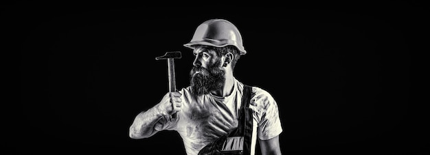 Brodaty mężczyzna robotnik z brodą hełm budowlany kask Młot młotkiem Konstruktor w kasku młotek złota rączka budowniczych w kasku czarno-biały