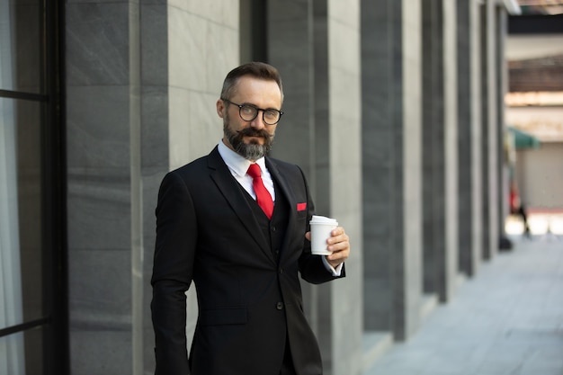 brodaty mężczyzna z krótką brodą kaukaski stylowy biznesmen z wąsami w eleganckim czarnym garniturze