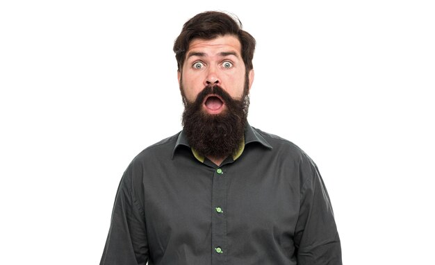 Brodaty mężczyzna z nieogoloną brodą i wąsami trzyma usta otwarte ze zdziwieniem na białym brutalnym