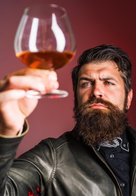 Brodaty mężczyzna ze szklanką whisky lub brandy degustacja napoju alkoholowego degustacja imprez wakacje