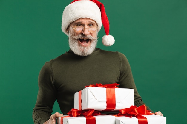 Brodaty nowoczesny Mikołaj trzyma prezenty