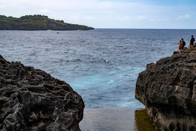 Broken Beach i Angel's Billabong. Niesamowita wyspa Nusa Penida w pobliżu Bali, Indonezja.