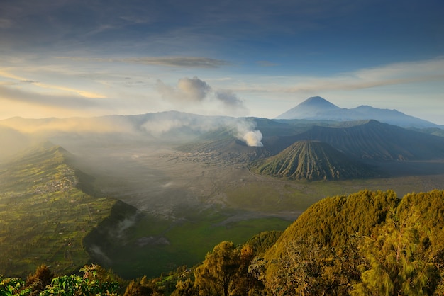 Bromo wulkan przy wschodem słońca, Tengger Semeru park narodowy, Wschodni Jawa, Indonezja