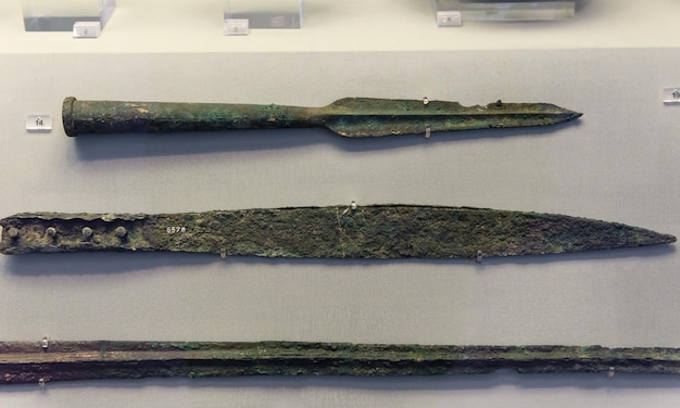Broń grecka włócznia z brązu, włócznia, miecz w Narodowym Muzeum Archeologicznym w Atenach, Grecja