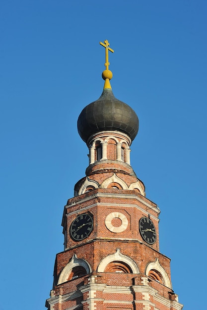 Bronnitsy, Rosja - 9 października 2021: Dzwonnica katedry św Michała Archanioła w Bronnitsy