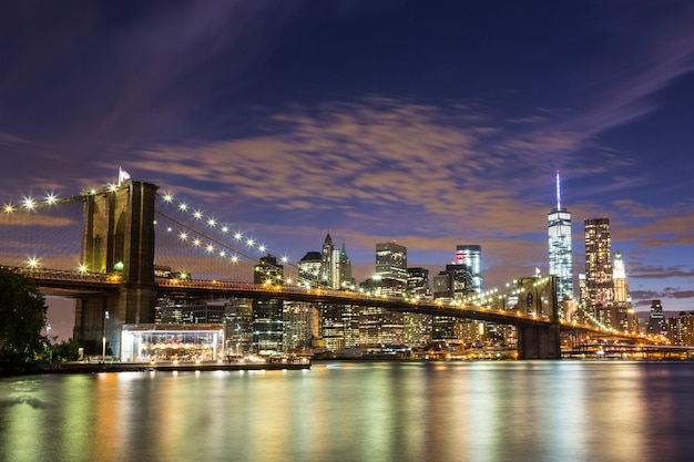 Brooklyn Bridge i Downtown Skyscrapers w Nowym Jorku w nocy