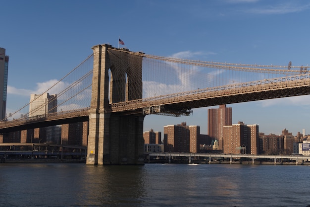 Zdjęcie brooklyn bridge o zachodzie słońca, nowy jork