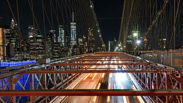 Zdjęcie brooklyn bridge traffic nocą