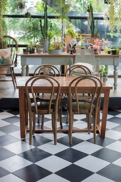 Brown drewniany stół w kawiarni