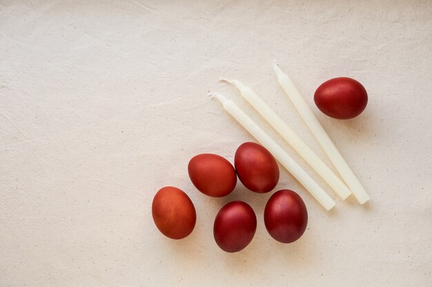 Brown Easter jajka i świeczki na lekkim tle