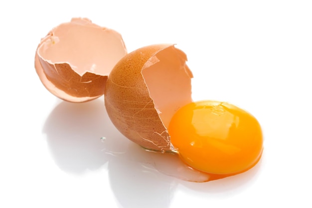 Brown jajko z żółtkiem odizolowywającym na bielu