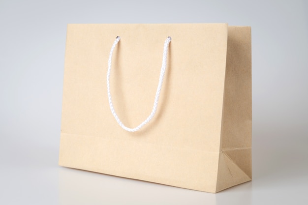 Brown torba na zakupy jedno białe tło i kopia przestrzeń dla zwykłego tekstu lub produktu