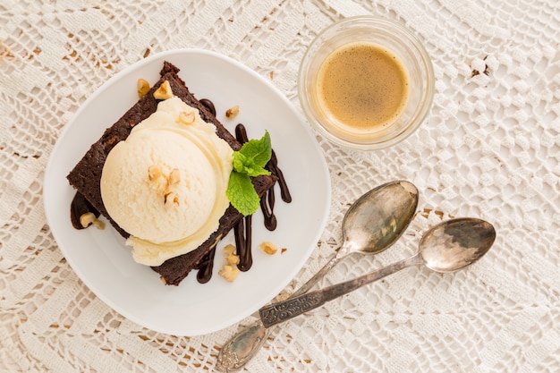 Zdjęcie brownie czekoladowe z lodami waniliowymi, orzechami i miętą