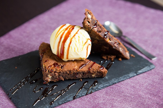 Brownie to małe ciasto czekoladowe, typowe dla gastronomii Stanów Zjednoczonych.