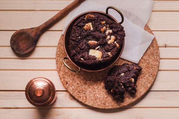 Zdjęcie brownie z ciasteczkami i sprzętem kuchennym