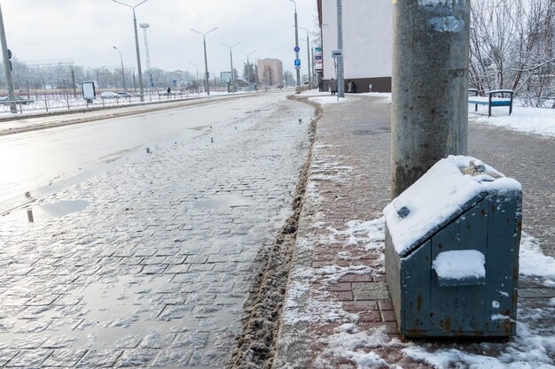 Brud na drogach z powodu odczynników przeciwoblodzeniowych Bezpieczna jazda zimą Stosowanie piasku i soli na śliskich, oblodzonych drogach i chodnikach Dużo śniegu i lodu w mieście po opadach śniegu