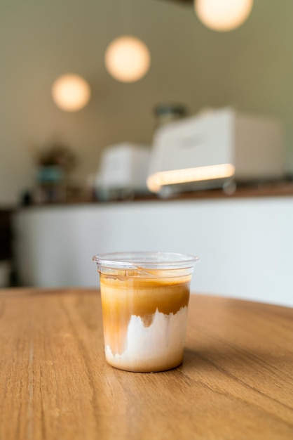 Brudna kawa - szklanka espresso zmieszana z zimnym świeżym mlekiem w kawiarni i restauracji