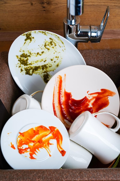 Zdjęcie brudne naczynia brudne białe talerze w zlewie kuchennym