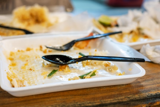 Brudne naczynia jednorazowe na stole Szybki lunch w kawiarni typu fast food