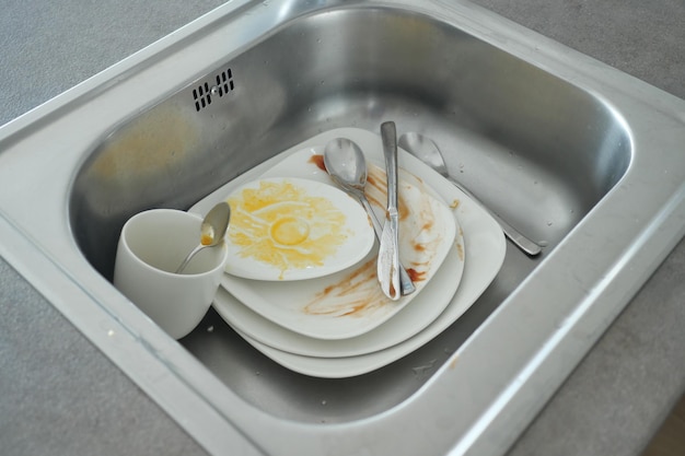 Brudne naczynia w zlewie