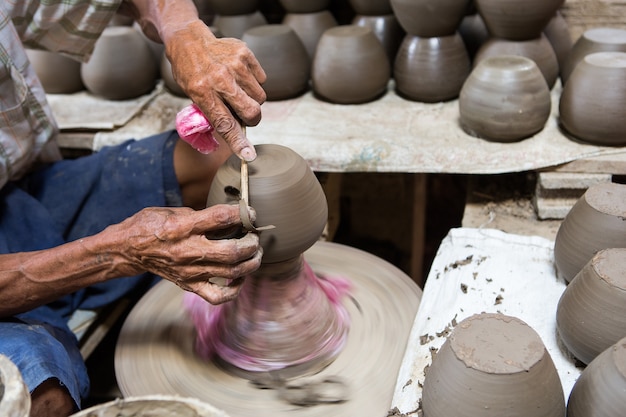 Brudne Ręce Robią Ceramikę W Glinie Na Kole