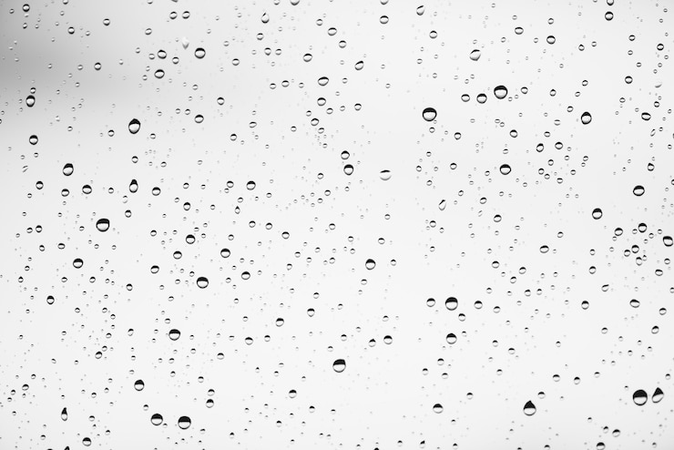 Zdjęcie brudne szyby z kroplami deszczu. atmosferyczne tło światło monochromatyczne z kroplami deszczu.