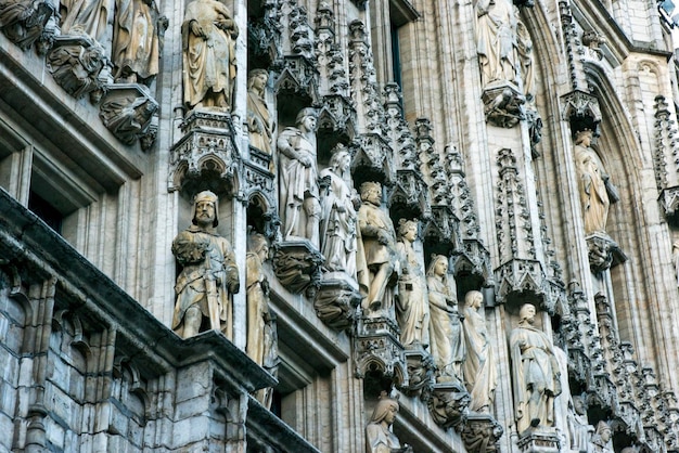 Bruksela, Belgia. szczegóły Fasady domów na Grand Place oraz historycznych placów i zabytków Maison du Roi w Brukseli.