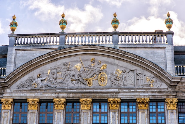 Bruksela, Belgia. szczegóły Fasady domów na Grand Place oraz historycznych placów i zabytków Maison du Roi w Brukseli.