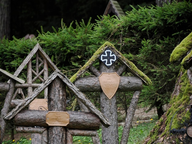 Zdjęcie bruneck brunico południowy tyrol włochy 6 sierpnia 2023 cmentarz wojenny w lesie znanym jako cmentarz austrowęgierski, upamiętniający ofiary pierwszej wielkiej wojny