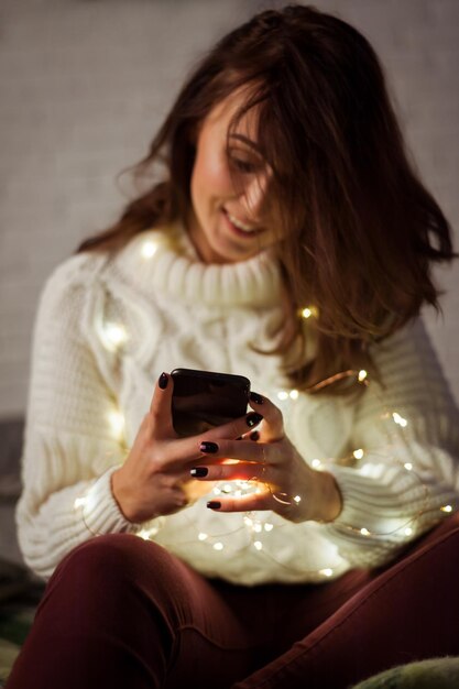 Brunetka bawi się girlandą światełek wróżekxA