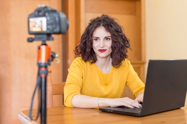 Brunetka Blogerka Pisze Na Laptopie