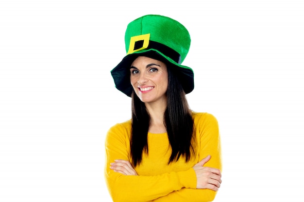 Brunetka dama z Saint Patrick Day Hat
