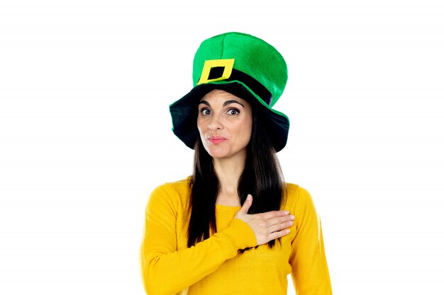 Brunetka dama z Saint Patrick Day Hat