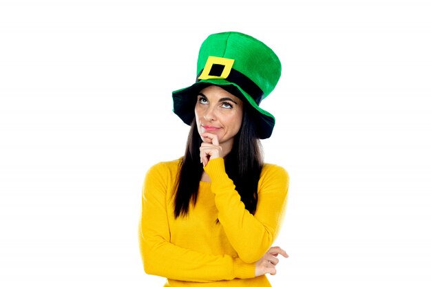 Brunetka dama z Saint Patrick Day Hat