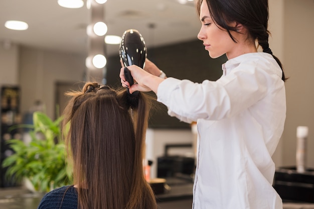 Brunetka Dziewczyna Coraz Suszone Włosy