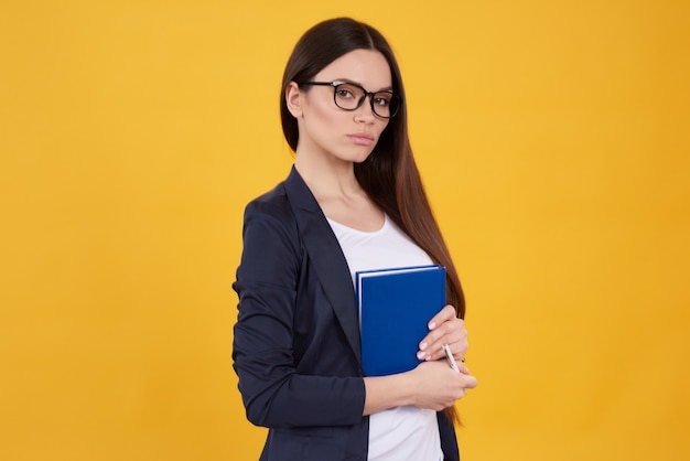 Brunetka Dziewczyna Pozuje Robienie Notatek