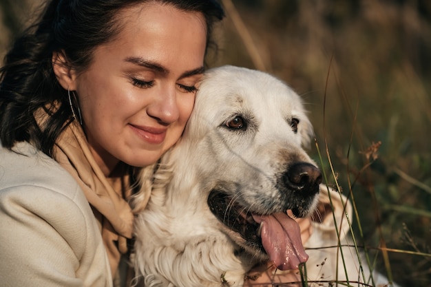 Brunetka Dziewczyna Przytulanie Biały Golden Retriever W Polu